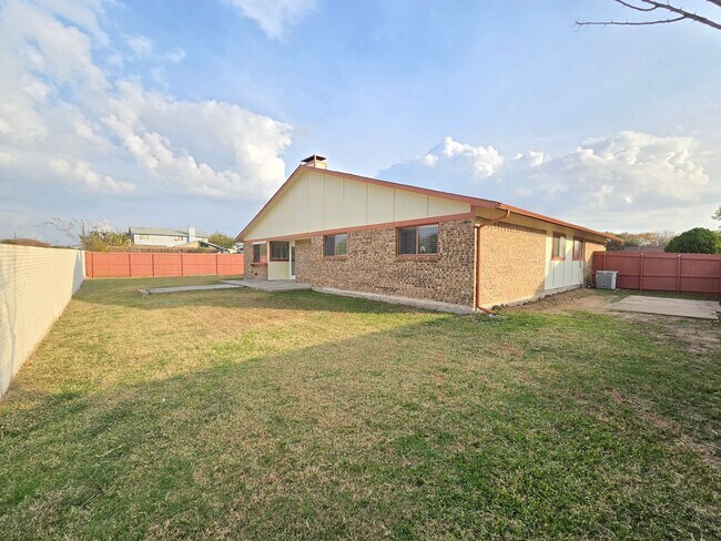 Building Photo - Updated, Energy Efficient 4 Bedroom 2 Bath Home in Golf Course Community