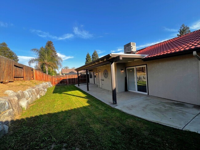 Building Photo - 516 Sun Rose Ave