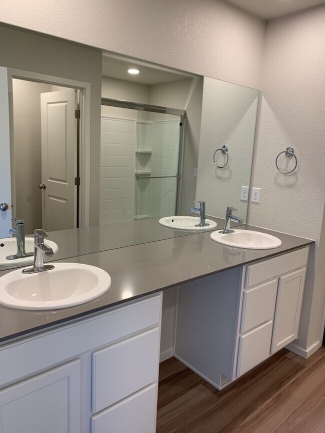 Building Photo - 3 Bed / 2.5 Bath Townhome with Attached Garage in NE Ft. Collins