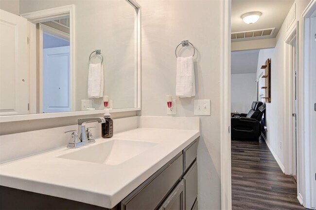 Building Photo - 465 Compass Dr