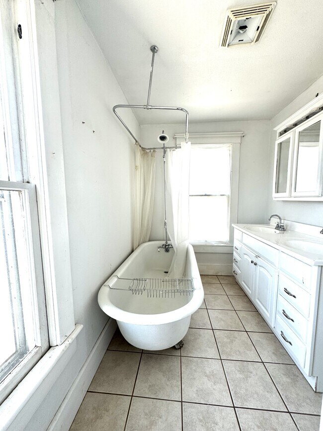 Building Photo - 624 N Wentz St