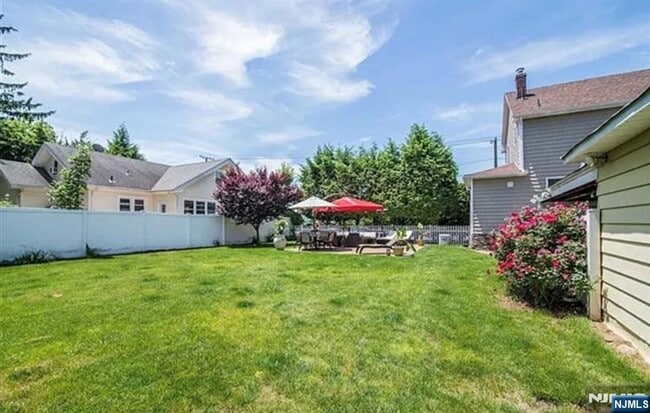 Building Photo - 112 Tenafly Rd