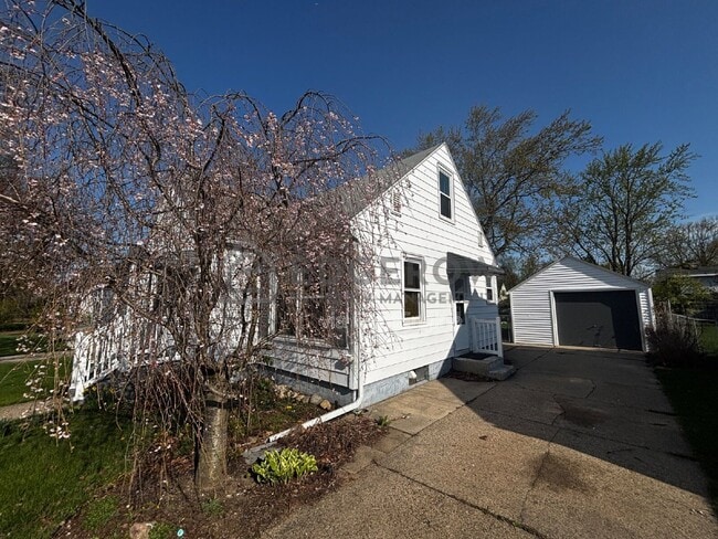 Building Photo - 901 Cricklewood St SW