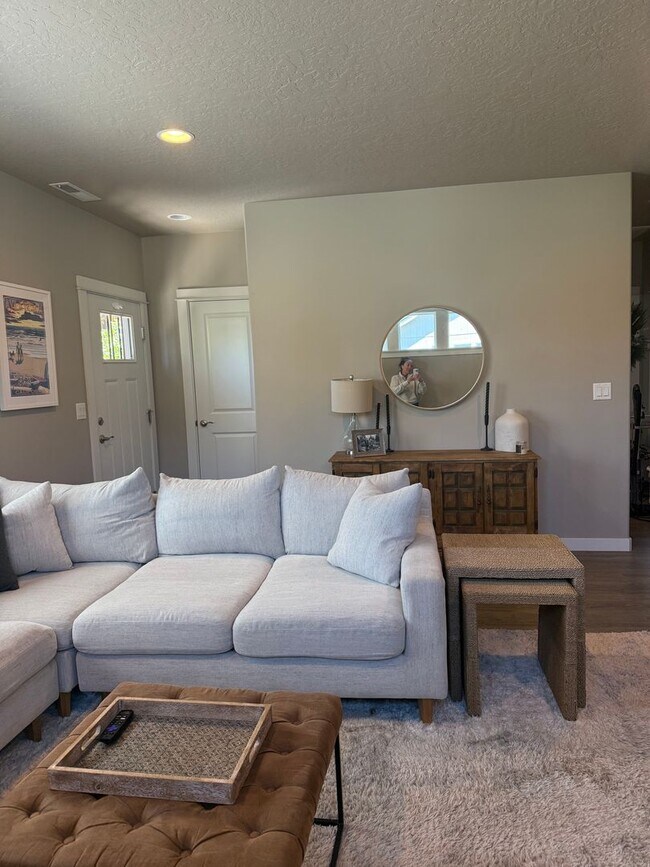 Building Photo - Beautiful 4-bdr with Bonus Loft and 3-car garage in Sisters!