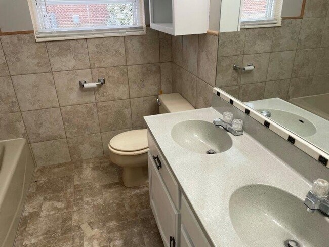 Building Photo - Beautiful Brick Home! 5 Bed 2 Bath Home fo...