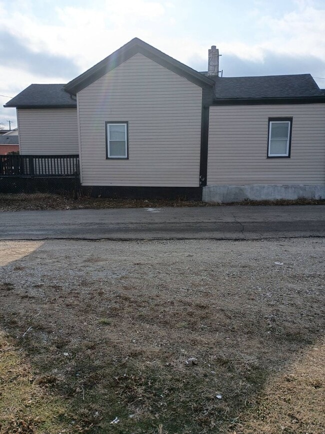 Building Photo - Charming 3 - Bedroom Property in Prime Location