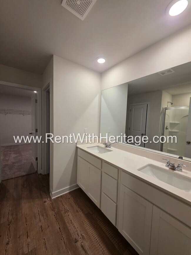 Building Photo - 8650 Paradise Dr