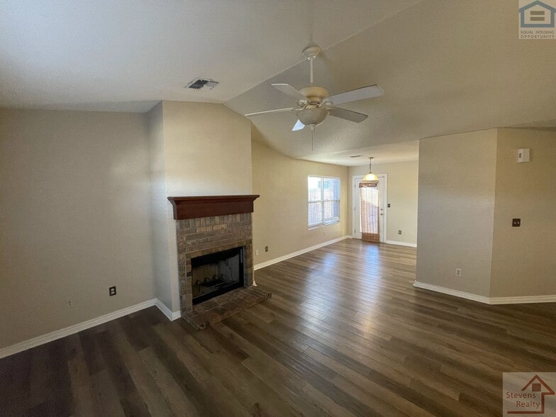 Building Photo - 4416 SW Hickory Ln