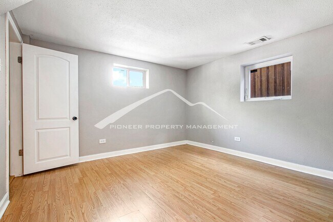 Building Photo - Beautiful Home With Central A/C and Enclosed Backyard