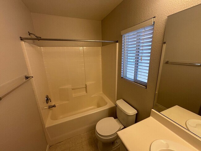 Building Photo - 4-bedroom, 2.5-bath home in Las Vegas, NV!