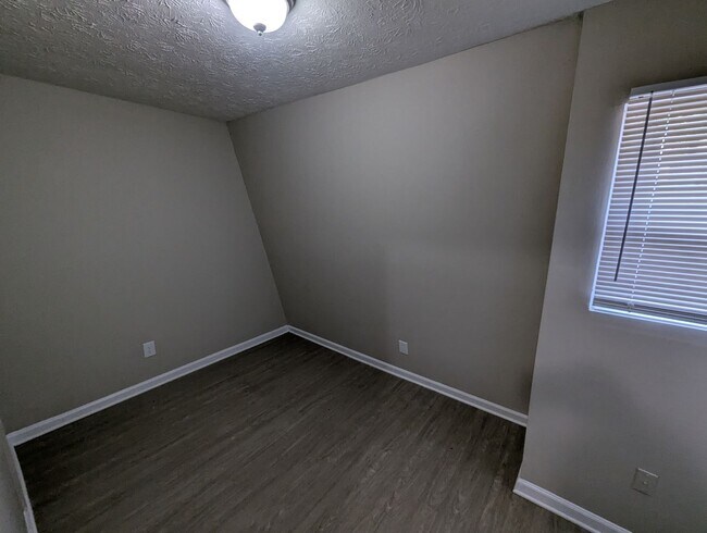 Building Photo - 240 Rustwood Dr