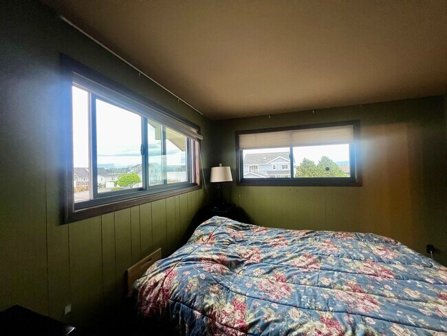 Building Photo - 4079 Saltspring Dr