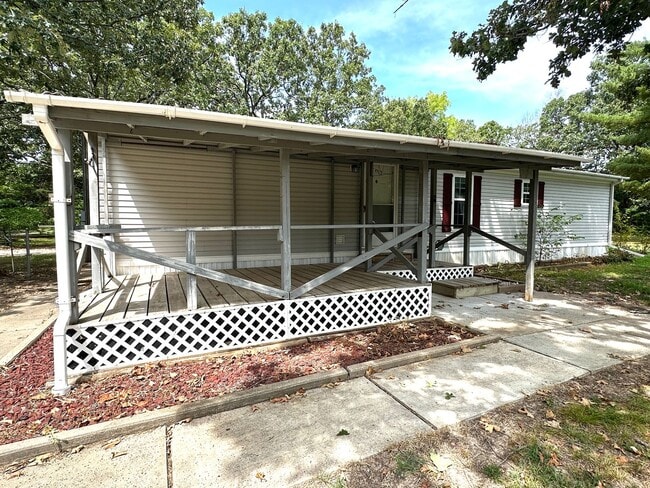 Building Photo - $1,350 / Month | 3 Bed · 2 Bath · 1,375 Sq...