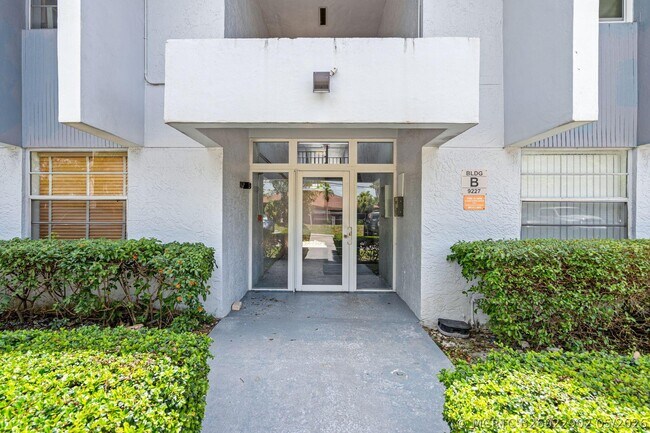 Building Photo - 9227 SW 87th Ave