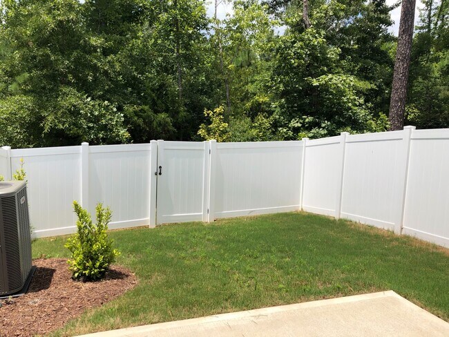 Building Photo - 3 Bed 2.5 Bath End Unit with Fenced in Backyard at Winsford At the Park!