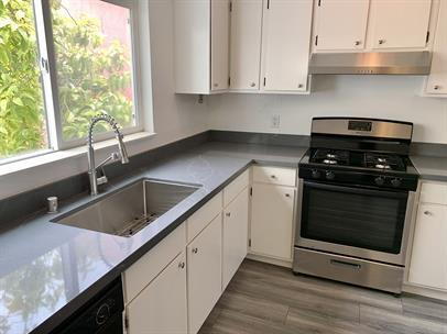 Building Photo - Top-Floor 3BR with Renovated Kitchen Acros...