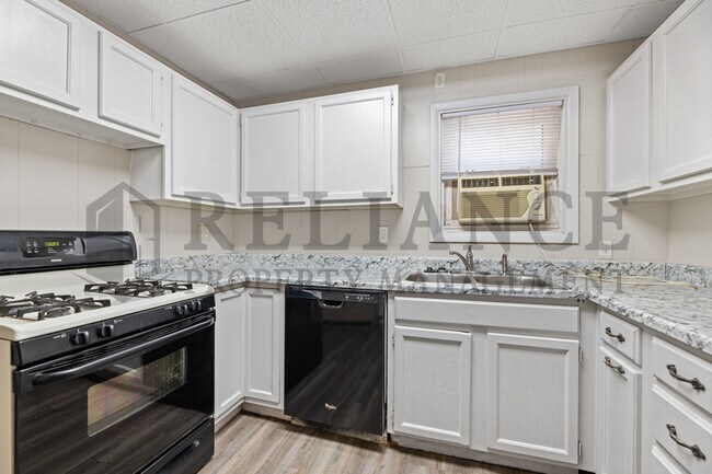 Building Photo - 645 S Poplar St
