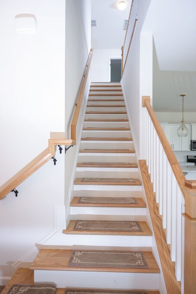 Building Photo - 245 Hollyhock Dr