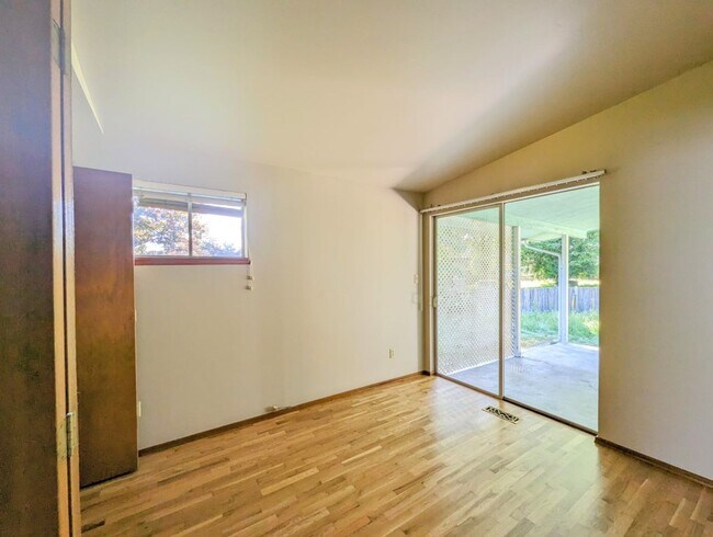 Building Photo - 3Bd/1.5Ba Kenmore House