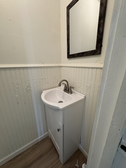 1/2 bath off living room - 509 Walnut St