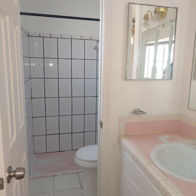 Building Photo - Welcome Home ! 3 bedroom 1.5 bath rental -DUPLEX