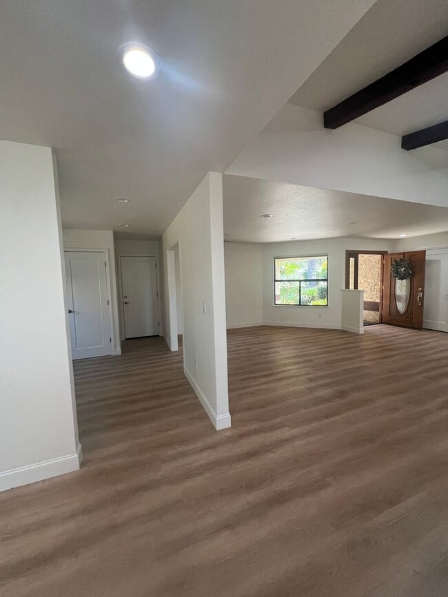 Building Photo - Beautiful Updated West Redding Home!