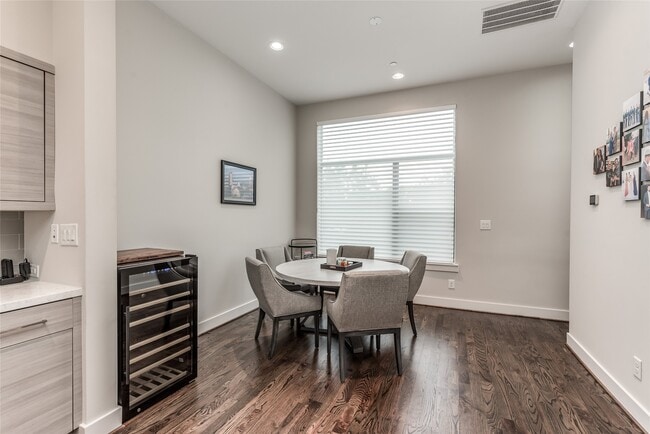 Building Photo - 1004 California St