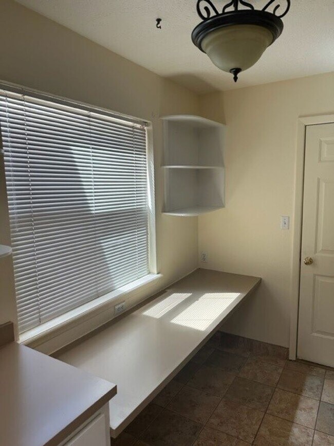 Building Photo - 2 Bed, 2 Bath Townhome