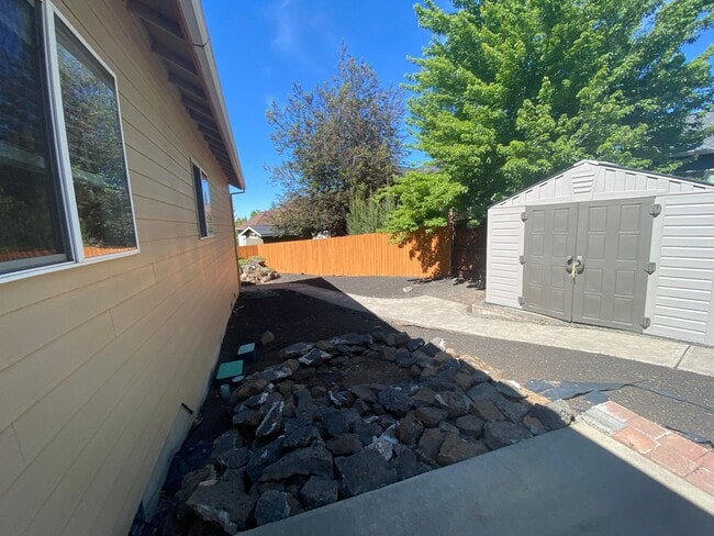 Building Photo - 3 Bedroom home in quiet neighborhood