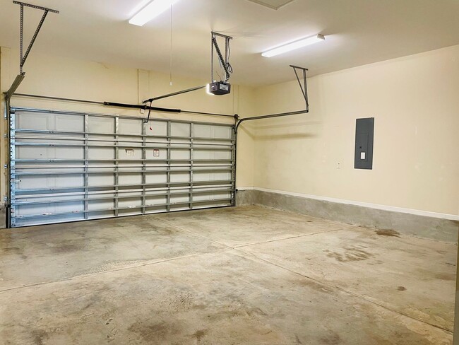 Building Photo - 5 Bedroom/3 Bath home with Garage in Tiger...