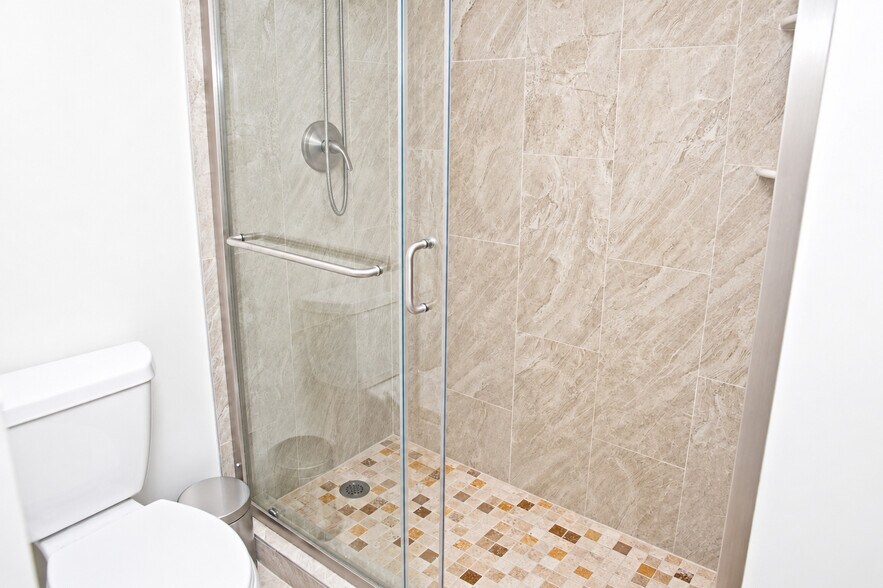 Building Photo - 3675 N Country Club Dr