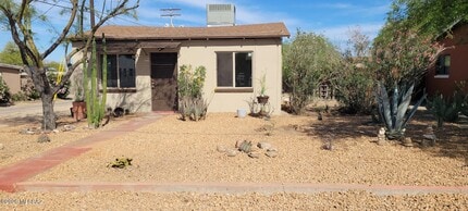 Building Photo - 1032 N Catalina Ave