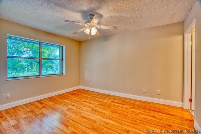 Building Photo - 3151 SE Aster Ln