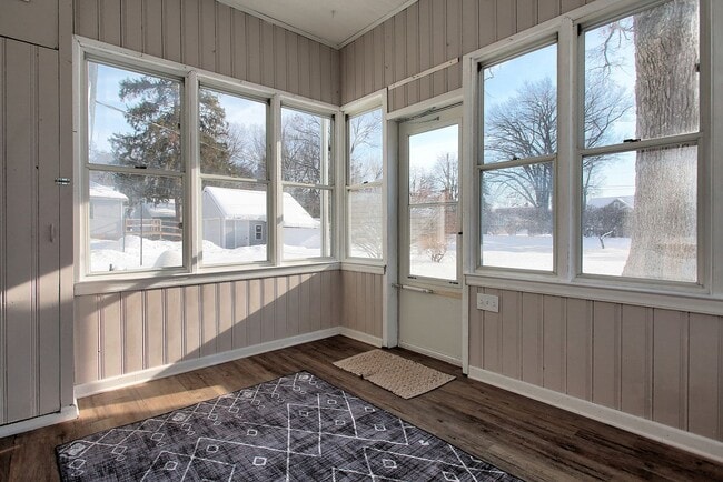 Building Photo - 3 Bedroom Home On Holland's North Side