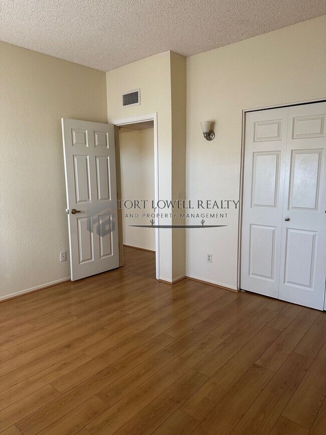 Building Photo - Spacious Remodeled 2 Bed/2Bath Condo!