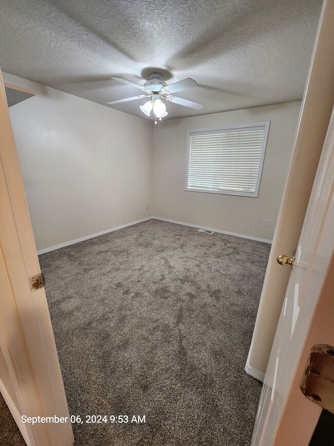 Building Photo - 531 SW Honeysuckle Ct