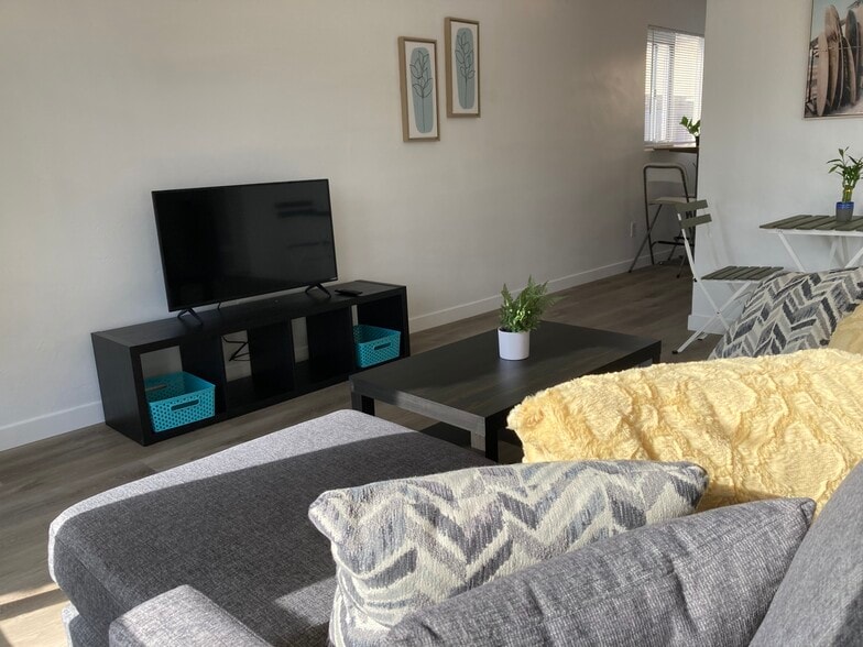 living room and view on the dining-room - 4411 Kendall St