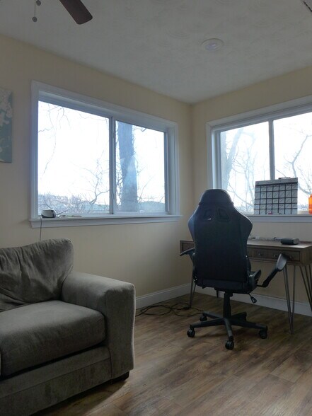 Building Photo - 832 Parker St