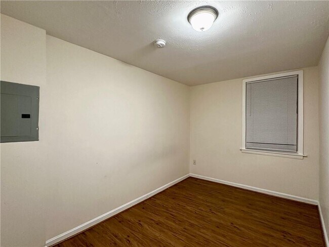 Building Photo - 800 Oakland Beach Ave