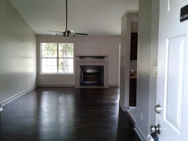 Building Photo - 211 Teakwood