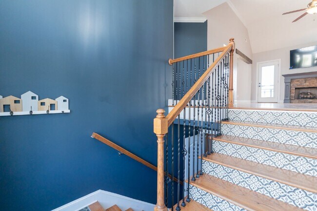 Building Photo - READY NOW!   Harrison Home with Finished Basement & Scenic Views