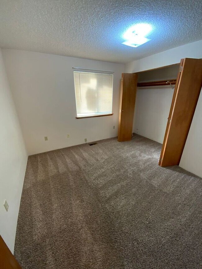 Building Photo - N Tacoma 3bdr 2.5 bath home w/ VIEW of Mt Rainer