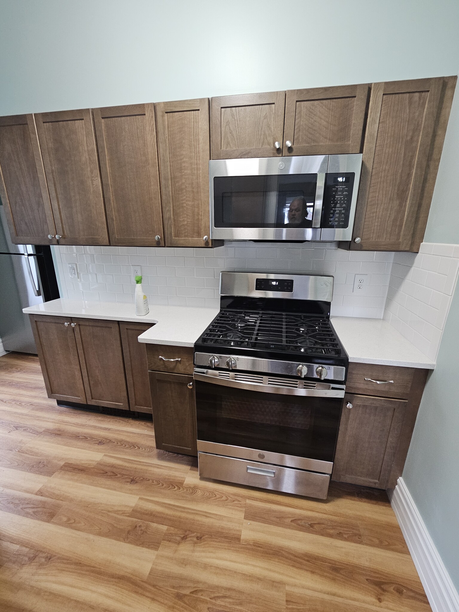 stove and microwave /vebr good - 113 Packard Ave SE