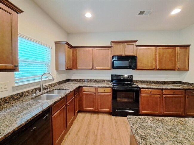 Building Photo - 867 Pine Ln