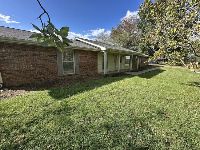 Building Photo - Single Family home in Greenhill Area!