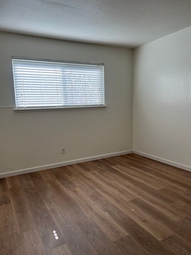 Building Photo - UPDATED 2 BEDROOM APARTMENT!!