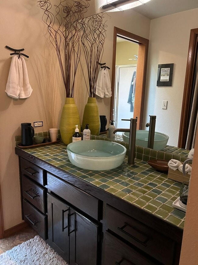 Building Photo - 3-bedroom, 2.5-bathroom home located in th...