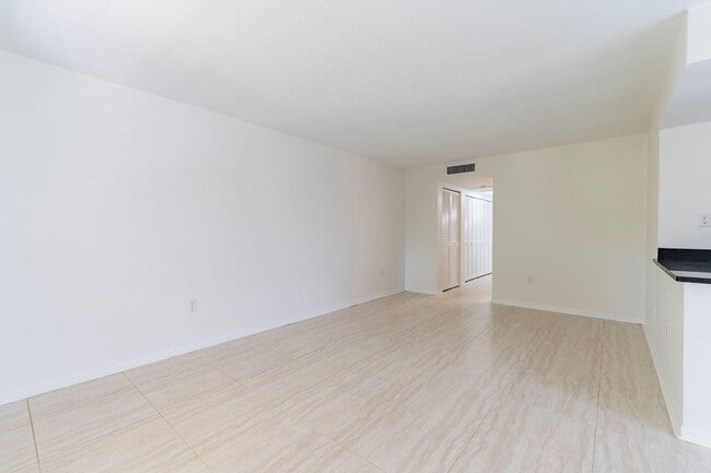 Building Photo - 2 Bedroom / 2 Bath Condo