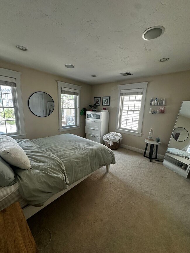 Building Photo - Spacious 3 Bed 2.5 Bath Single-Family Home...