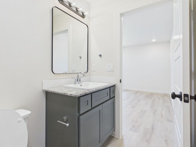 Building Photo - Great 2 Bedroom in West Plains District